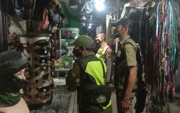 Jajaran Polresta Bandung Laksanakan Patroli, Himbau Disiplin Prokes Kepada Pedagang dan Masyarakat di Masa PPKM Darurat Level 4