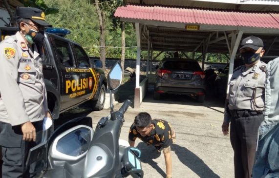 Kabid Humas Polda Jabar : Petugas Gabungan Beri Sanksi Kepada Pengendara Sepeda Motor di Masa PPKM Darurat