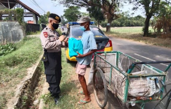 Kabid Humas Polda Jabar : Polisi Salurkan Bansos Kepada PKL Hingga Pemulung di Tengah PPKM Darurat Level 4