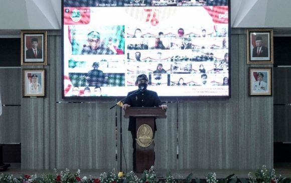 Kadisdik Jabar Serahkan SK Penugasan Guru Kepada 466 Guru Non PNS Bersertifikasi