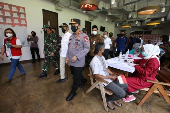 Kapolri Listyo Sigit Pastikan Vaksinasi Buruh Bakal Dipercepat