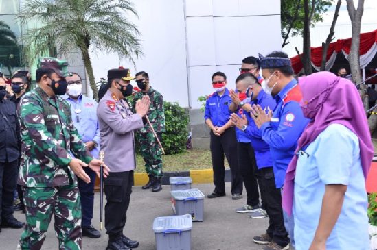 Kapolri Tinjau Vaksinasi Massal di KSPSI PT Kahatex di Sumedang