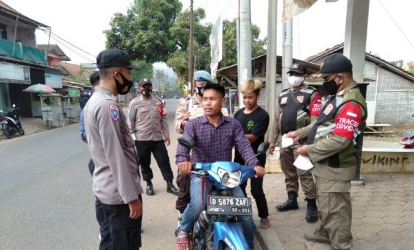 Kawal PPKM Darurat Level 4, Personel Polri Tak Kendor Tegakkan Prokes 5M