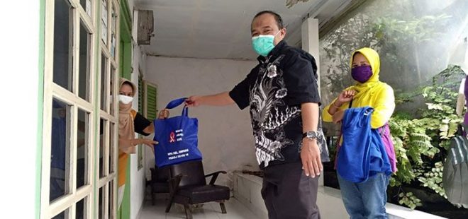 Lakukan Reses, Iwan Suryawan Bagikan Sembako ke Warga yang Isoman