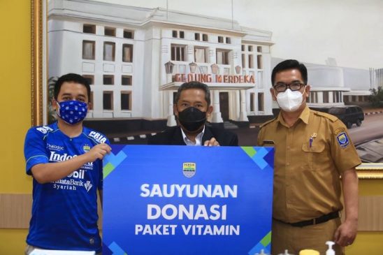 Pemkot Bandung Bersama Persib Salurkan Vitamin Bagi Warga