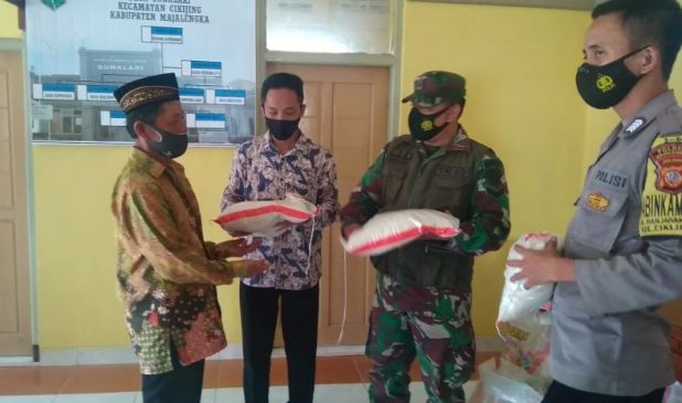 Penerapan PPKM Darurat Level 4, Polisi dan Babinsa Salurkan Bansos Kepada Warga Kurang Mampu