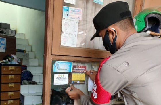 Percepat Penanganan Covid 19, Bhabinkamtibmas Pasang Stiker di Rumah Warga Isoman Saat PPKM Darurat Level 4