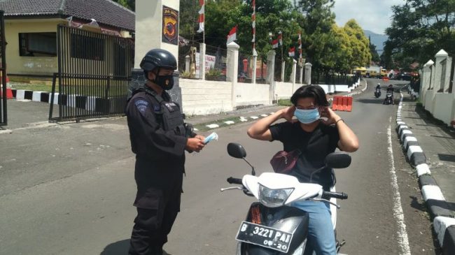 Personel Sat Brimob Polda Jabar Berikan Himbauan Prokes, dan Bagikan Masker Gratis