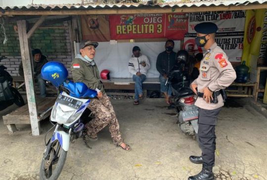 Personel Sat Brimob Polda Jabar Sambangi Pangkalan Ojek, Beri Himbauan Pencegahan Covid-19 di Masa PPKM Darurat Level 4