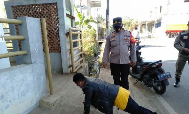 Petugas Gabungan Laksanakan Operasi Yustisi, Berikan Himbauan 5M Dalam Penerapan PPKM Darurat Level 4