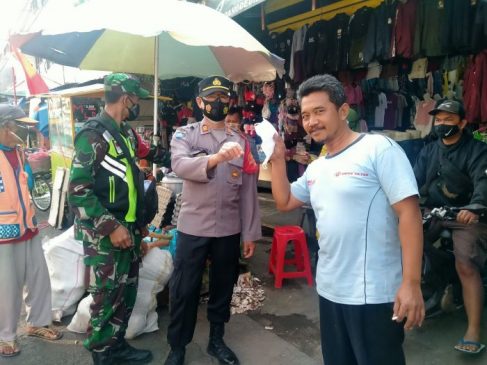 Polisi Bagikan Masker di Sekitar Posko PPKM Pertokoan dan Pasar RTC Dangdeur Kepada Warga Masyarakat