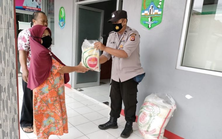 Personel Polsek Cingambul saat membagikan bansos kepada warga