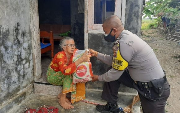 Polisi Peduli, Bagikan Bansos Sasar Warga Desa Japura Lor Dan Japura Kidul di Masa PPKM Darurat