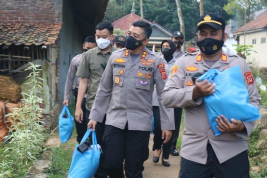 Polisi Salurkan Bansos Door To Door Kepada Warga Kurang Mampu di Tengah PPKM Darurat Level 4