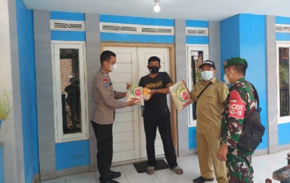 Polisi Salurkan Bantuan Vitamin dan Sembako ke Warga yang Isoman