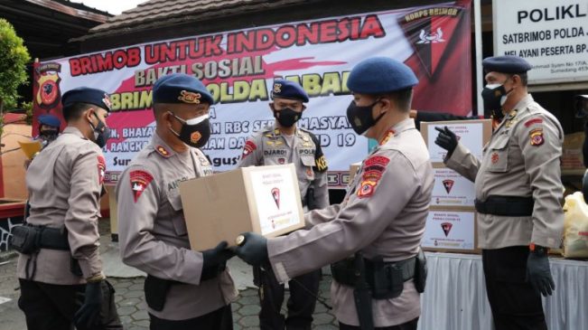 Polri Berbagi, Sat Brimob Polda Jabar Bersama PT. Bening Dan Bhayangkari Sebar Ratusan Paket Sembako Saat PPKM Darurat Level 4