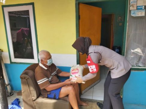 Polri Tak Kenal Lelah Bagikan Bansos Paket Sembako Secara Door To Door Kepada Masyarakat