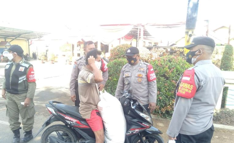 Personel Polsek Cikancung saat melaksanakan Ops Yustisi