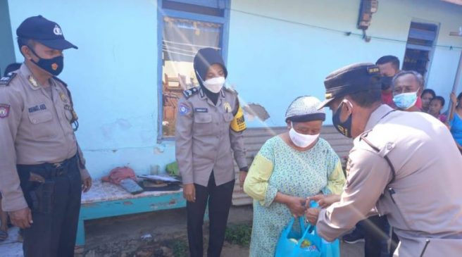 Kabid Humas Polda Jabar : Korban Kebakaran Rumah di Desa Sutawangi Terima Bansos Dari Polisi Dimasa PPKM Darurat Level 4