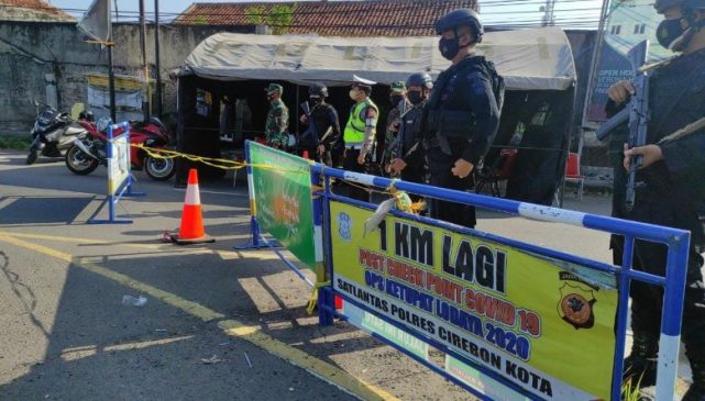 Sat Brimob Polda Jabar Perketat Penyekatan PPKM Darurat Level 4 Di Cirebon Kota