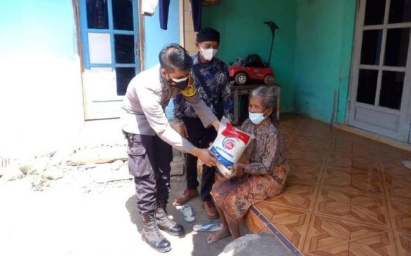 Secara Door To Door Bhabinkamtibmas Polres Majalengka Salurkan Bansos Bagi Warga Jompo Terdampak PPKM Darurat Level 4