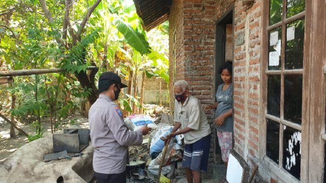 Secara Door To Door, Polisi Berikan Bansos Beras Untuk Warga Slum Area di Masa PPKM Darurat