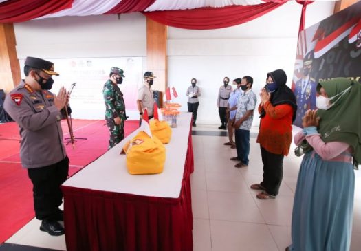 Vaksinasi dan Bansos di Jogyakarta, Kapolri Ingatkan Warga Disiplin Prokes di Sektor Ekonomi