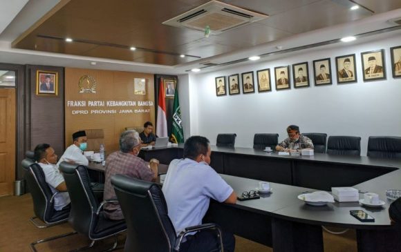 AKD Kabupaten Indramayu Datangi DPRD Jabar, Pertanyakan Banprov Dana Desa