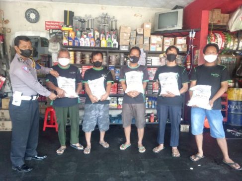 Bansos PPKM Mikro Terus Digencarkan Polisi, Hari Ini Paket Beras Disalurkan Kepada Buruh Bengkel