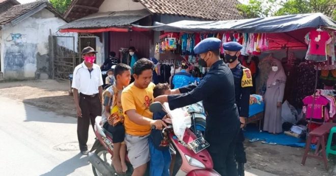 Cegah Penyebaran Covid-19, Sat Brimob Polda Jabar Bagikan Masker Gratis di Pasar Desa Wanasaba Kidul