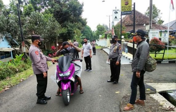 Gelar Ops Yustisi PPKM Level 2, Polisi Bagikan Ratusan Masker Gratis