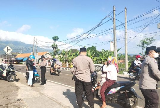 Polisi Bagi Masker Gratis, Upaya Cegah Penyebaran Covid-19 di Tengah PPKM