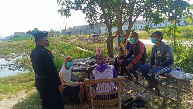 Sat Brimob Polda Jabar  Edukasi Prokes dan Bagikan Masker Gratis Kepada Pekerja Bangunan Wilayah Gempol