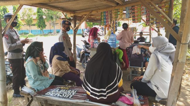 Sat Brimob Polda Jabar Gencar Ajak Warga Plumbon Terapkan Prokes serta Bagi-Bagi Masker di Tengah PPKM