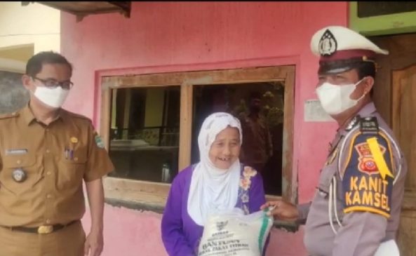 Dengan Humanis, Polisi Salurkan Bansos Kepada Warga Jompo Kelurahan Tonjong di Masa PPKM