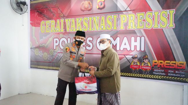 Polisi Bersama Forkopimda Gelar Bansos Polri Peduli Covid-19 di Pesantren Darul Halim di Masa PPKM