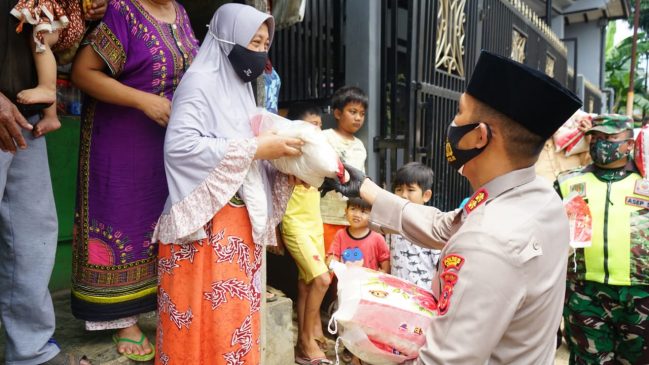 Polisi Gelar Baksos di Desa Cililin Kabupaten Bandung Barat di Tengah PPKM