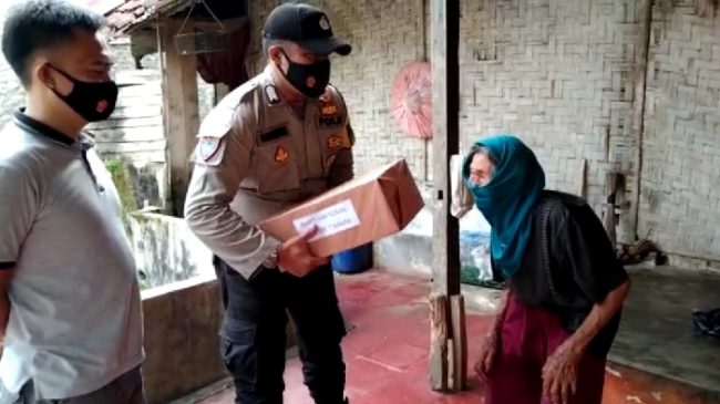 Peduli Sesama, Polisi Gelar Baksos Serentak Ringankan Beban Warga Terdampak Covid-19 di Tengah PPKM