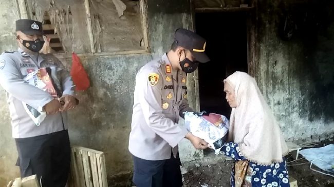 Polri Salurkan Bansos Secara Door To Door Kepada Warga Pemukiman Padat Penduduk di Cikidang