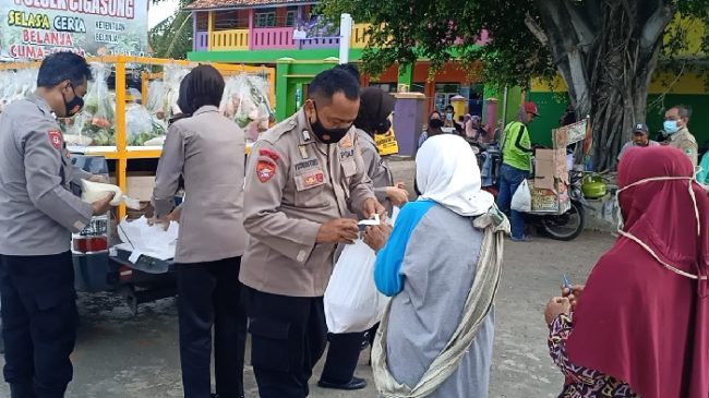 Polri Tak Kenal Lelah Bagikan Bansos di Masa PPKM