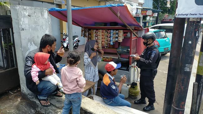 Sembari Ingatkan Prokes, Sat Brimob Polda Jabar Bagikan Masker Gratis Kepada Warga Pacet