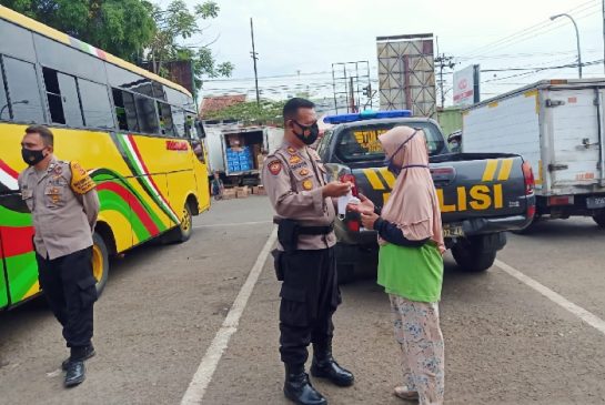 Melalui Penerapan PPKM, Polisi Bagikan Masker dan Ajak Masyarakat Disiplin Prokes