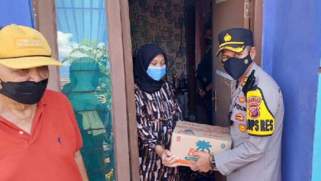 Bantu Warga Terdampak Pandemi, Polisi Bagikan Bansos Sembako di Masa PPKM