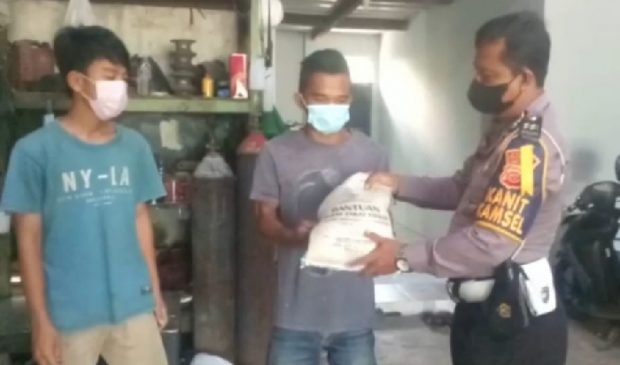 Polisi Salurkan Bansos untuk Pekerja Bengkel Las di Masa PPKM