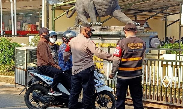 Gelar Razia PPKM Level 3, Polisi Bagikan Masker