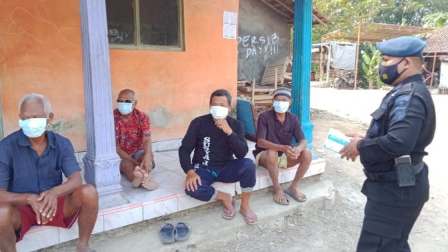 Peduli Kesehatan Warga Winong, Sat Brimob Polda Jabar Bagikan Masker Gratis di Tengah PPKM