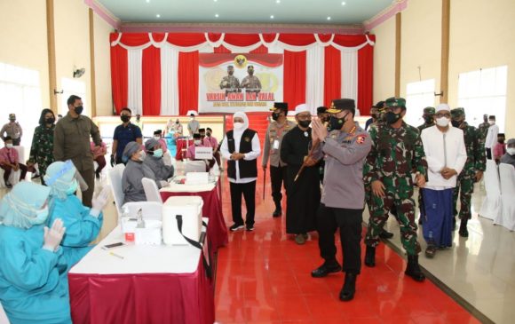 Kapolri Tinjau Vaksinasi Serentak 114 Titik di Jatim