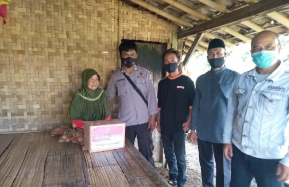 Polisi Bagikan Bansos Sembako Kepada Masyarakat Terdampak Covid-19 di Tengah PPKM