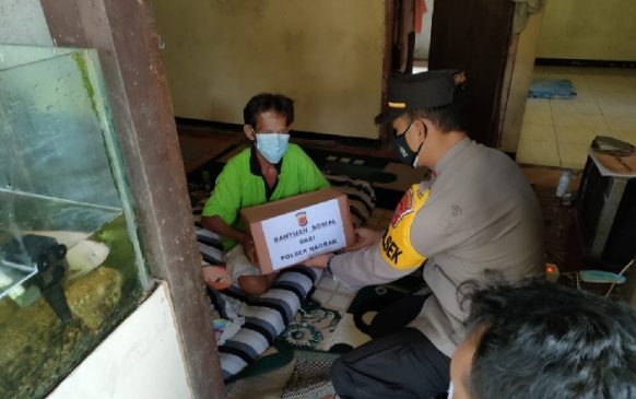 PPKM Darurat Level 2, Polisi Gelar Bansos Bagikan Sembako di Cikakak