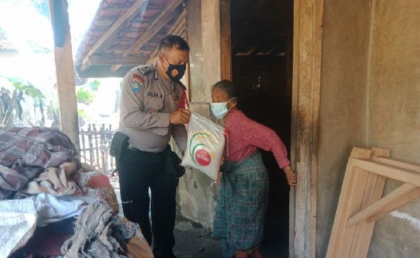 Peduli Warga Masyarakat, Polisi Berikan Bansos Beras di Tengah PPKM Level 3